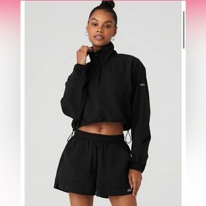 NEVER WORN ALO Yoga Cropped 1/4 Zip Alumni Pullover in Black.